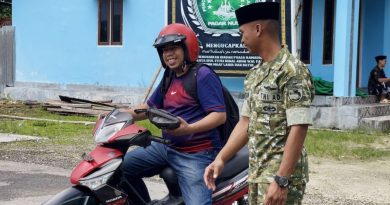 Saat Kebaikan Mengetuk Pintu Hati di Hari Jumat, Prajurit Yonif TP 859/RBK Berbagi Kebahagiaan Bersama Masyarakat Supiori