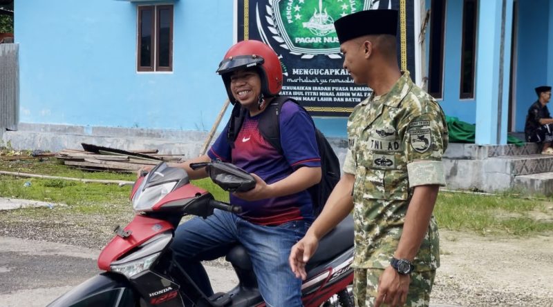 Saat Kebaikan Mengetuk Pintu Hati di Hari Jumat, Prajurit Yonif TP 859/RBK Berbagi Kebahagiaan Bersama Masyarakat Supiori