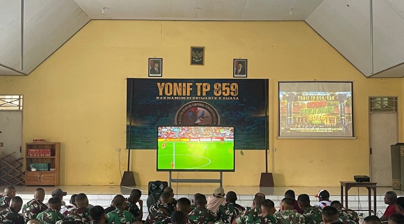 Ketika Gol Tercipta, Prajurit Yonif TP 859/RBK dan Masyarakat Bersorak Dalam Satu Semangat NOBAR PIALA DUNIA