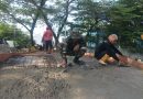 Babinsa Pekiringan Bersama Warga Laksanakan Gotong Royong Pengecoran Jembatan Armco