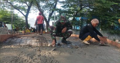 Babinsa Pekiringan Bersama Warga Laksanakan Gotong Royong Pengecoran Jembatan Armco