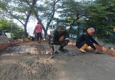 Babinsa Pekiringan Bersama Warga Laksanakan Gotong Royong Pengecoran Jembatan Armco