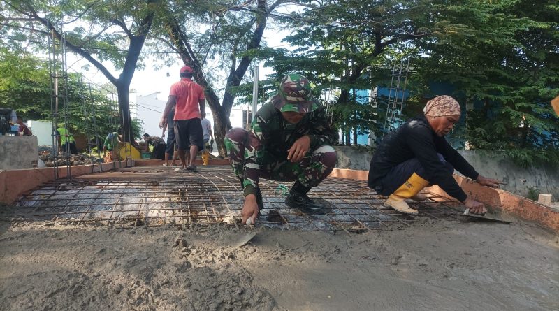 Babinsa Pekiringan Bersama Warga Laksanakan Gotong Royong Pengecoran Jembatan Armco