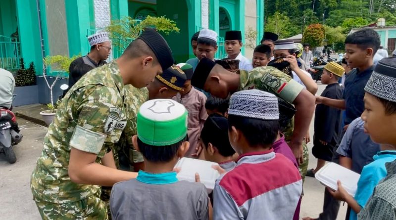 Dari Masjid An-Nur Supiori Aksi Sederhana Prajurit Yonif TP 859/RBK yang Membuat Senyum Mengembang di Hari Jumat yang penuh berkah