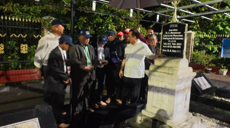 Ketum Yayasan UHN, Effendi Simbolon Ziarah ke Makam Rasul Bangso Batak di Sigumpar