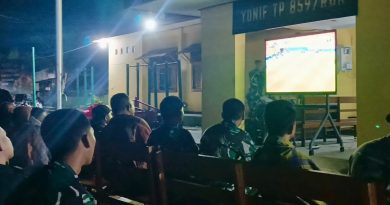 Kebersamaan membuat waktu tidak terasa, Warga Supiori Antusias Nobar Bersama Prajurit Yonif TP 859/RBK