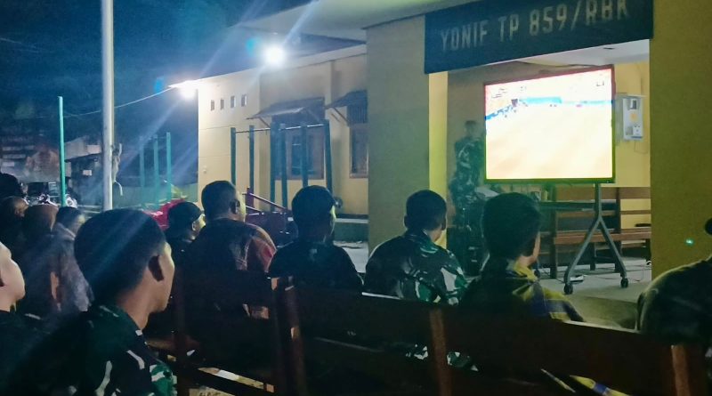 Kebersamaan membuat waktu tidak terasa, Warga Supiori Antusias Nobar Bersama Prajurit Yonif TP 859/RBK