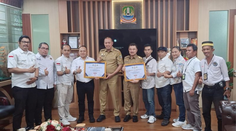 Panitia HPN Bekasi Raya 2026 Serahkan Piagam Penghargaan dan Laporan Kegiatan 