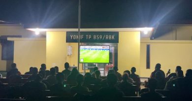 Warga Aminweri Berkumpul di Yonif TP 859/RBK Menikmati Momen Kebersamaan Nobar Piala Dunia yang Tak Terlupakan