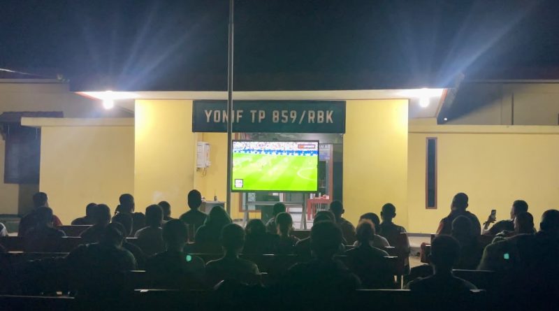 Warga Aminweri Berkumpul di Yonif TP 859/RBK Menikmati Momen Kebersamaan Nobar Piala Dunia yang Tak Terlupakan