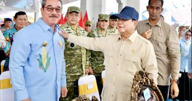 Penas Gorontalo : Prabowo Tepuk Bahu HL, “Pa Kumis Ganteng”, Saya Bantu Banyak Untuk Maluku