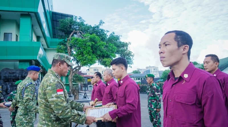 Sentuhan Motivasi Pangdam XV/Pattimura Saat Berikan Penghargaan Kepada Sembilan Prajurit Berprestasi
