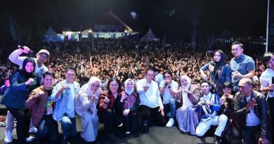 Penutupan Malam Puncak Peringatan HUT Kota Pagar Alam Ke -25 Masyarakat Di Hibur Oleh Artis Ibu Kota Carly Van Houten