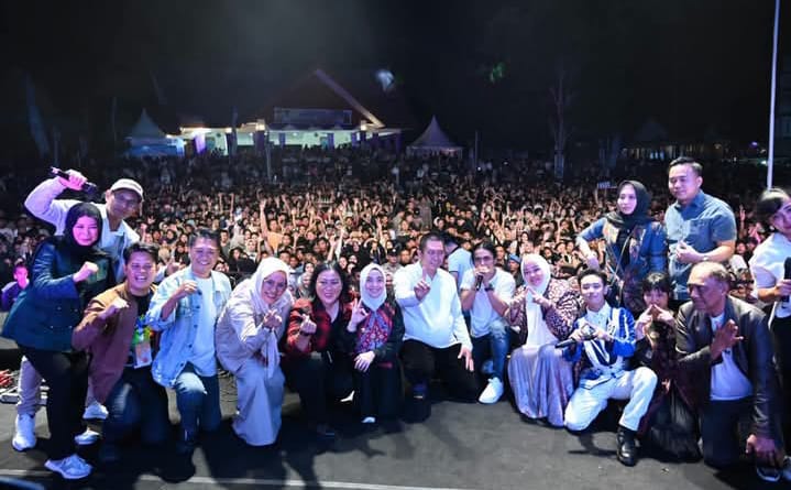 Penutupan Malam Puncak Peringatan HUT Kota Pagar Alam Ke -25 Masyarakat Di Hibur Oleh Artis Ibu Kota Carly Van Houten