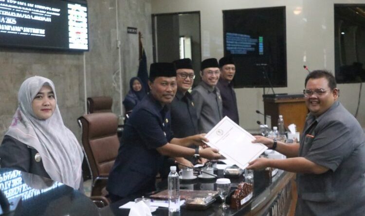 Fraksi-fraksi DPRD Kota Cirebon Sampaikan Pemandangan Umum Pertanggungjawaban.