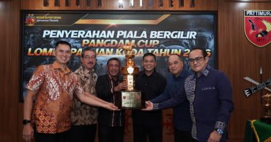 Pangdam Serahkan Piala Bergilir Pacuan Kuda 2026 di Pulau Moa : Komitmen Bangun Pariwisata dan Kedamaian Daerah