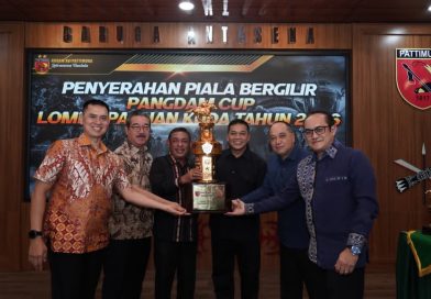 Pangdam Serahkan Piala Bergilir Pacuan Kuda 2026 di Pulau Moa : Komitmen Bangun Pariwisata dan Kedamaian Daerah