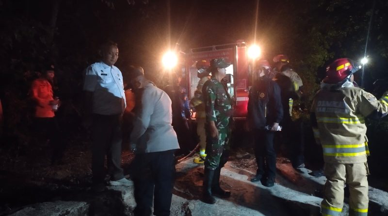 **Babinsa Sampiran Bersama Petugas Gabungan Padamkan Kebakaran Lahan Kosong di Kecamatan Talun,kabupaten Cirebon.