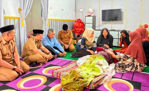 Keluarga Korban Kecelakaan Gronggong, Mendapatkan Santunan dan Beasiswa dari Bupati Kuningan.