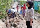 Warga Desa Sukawangi Bergotongroyong perbaiki jalan lingkungan ibu ibu ikut aktif