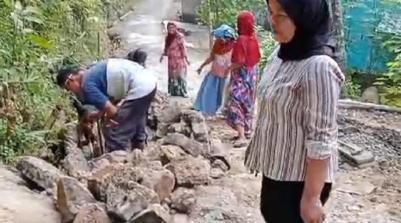 Warga Desa Sukawangi Bergotongroyong perbaiki jalan lingkungan ibu ibu ikut aktif