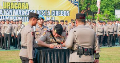 Polresta Cirebon Gelar Upacara Penyerahan Jabatan dan Pelepasan AKBP Eko Munarianto.