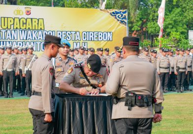 Polresta Cirebon Gelar Upacara Penyerahan Jabatan dan Pelepasan AKBP Eko Munarianto.
