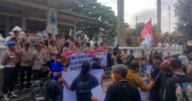 Jurnalis KuninganGelar Aksi Damai Depan Pendopo Kuningan Gak Terima Dilebeli “Londo Ireng”, Tegas Minta Presiden Hargai Propesi Wartawan.