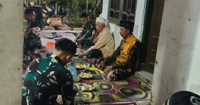 Menjalin Kedekatan dengan Warga, Anggota Satgas TMMD ke-129 Kodim 0620/Kab. Cirebon Ikuti Tahlil Almarhumah sebagai Wujud Sinergi dan Kebersamaan