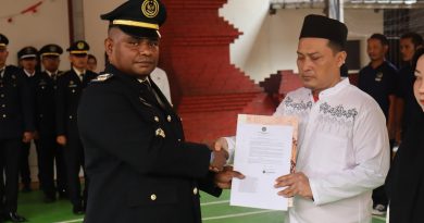 Kepala Kesatuan Pengamanan Rutan (KPR), Nardin Warepih, Membacakan Pidato Resmi Dari Menteri Imigrasi dan Pemasyarakatan (Imipas) Republik Indonesia Serta Berikan Hadiah Remisi Umum Hut RI 81 2 Orang Bebas