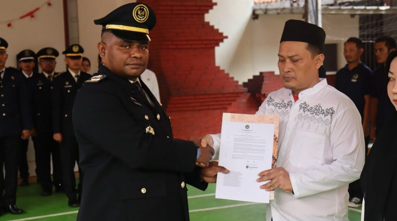 Kepala Kesatuan Pengamanan Rutan (KPR), Nardin Warepih, Membacakan Pidato Resmi Dari Menteri Imigrasi dan Pemasyarakatan (Imipas) Republik Indonesia Serta Berikan Hadiah Remisi Umum Hut RI 81 2 Orang Bebas