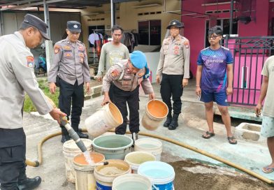 Polsek Tanjungpinang Timur Distribusikan 5.000 Liter Air Bersih untuk Warga Terdampak Kemarau