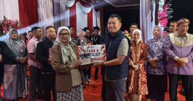 Malam Puncak HUT RI ke -81 Kapolres Pagar Alam Adam Purbantoro Berikan Piagam Dan Uang Pembinaan Kepada Para Juara