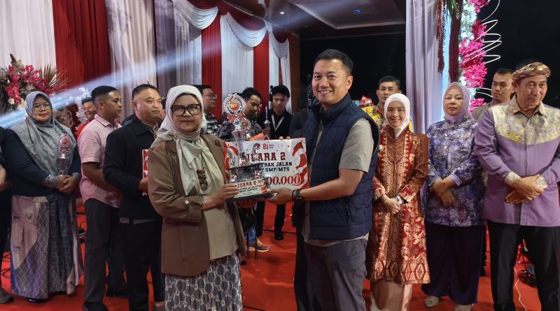 Malam Puncak HUT RI ke -81 Kapolres Pagar Alam Adam Purbantoro Berikan Piagam Dan Uang Pembinaan Kepada Para Juara