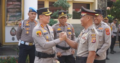 Upacara korps raport dilapangan upacara mako polres Cirebon kota,dua personel menerima kenaikan pangkat.