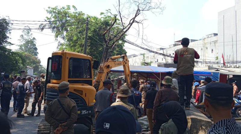 Bangli Jalan Irigasi Medan Satria Dibongkar, Warga: Jangan Sampai Berdiri Lagi!   