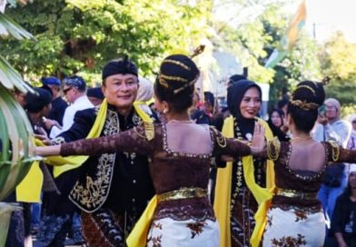 Menyaksikan Helaran Tradisi Budaya Seba Saptonan dan Babarit Rangkaian Peringatan Hari jadi Ke-528 Kuningan Berlangsung Meriah.