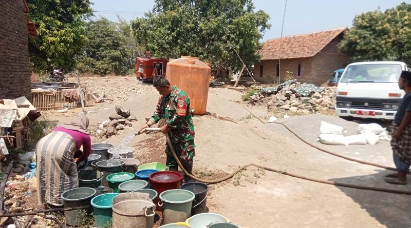 Kemarau Panjang Melanda, Kodim 0614/Kota Cirebon Salurkan 9.000 Liter Air Bersih untuk Warga Argasunya