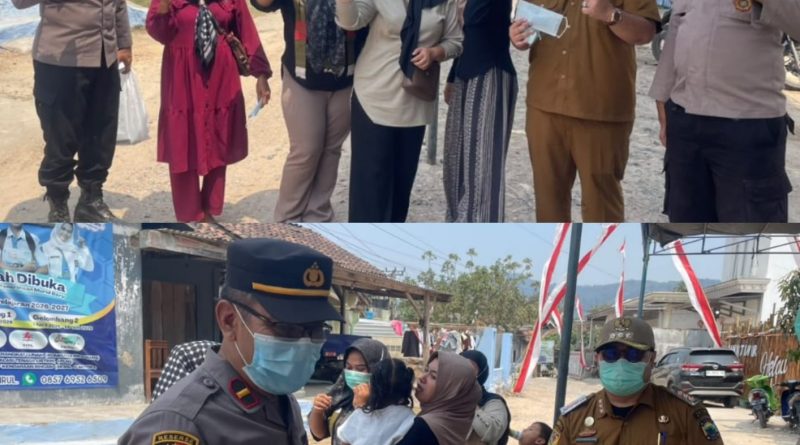 Antisipasi Abu Vulkanik Gunung Anak Krakatau, Camat Merbau Mataram dan Jajaran Bagikan Masker Gratis kepada Warga