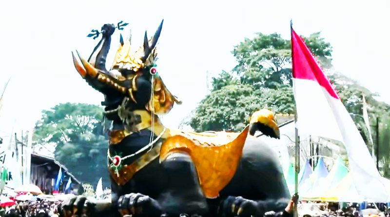 Ribuan Warga Tumpah Ruah di Jalanan Kota Kuningan Menyaksikan Karnaval Budaya Hari Jadi Ke-528 Kuningan.