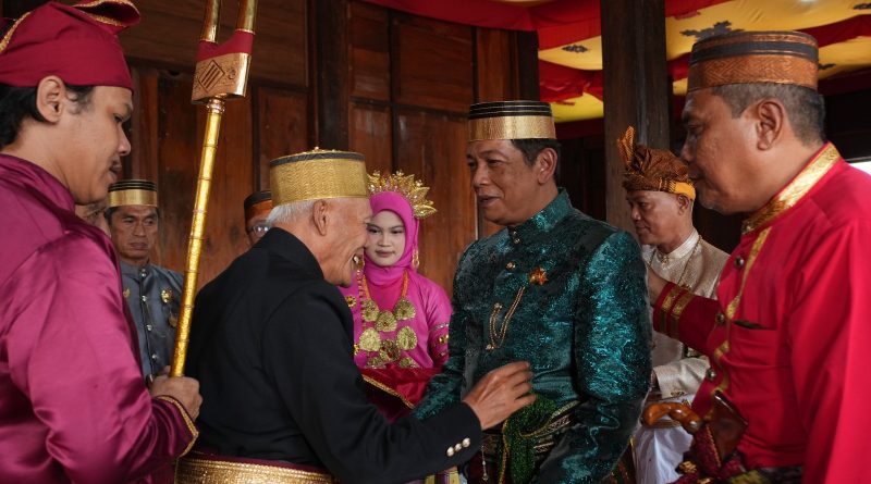 Kedatuan Luwu Terima MDA sebagai Bagian dari Keluarga, Keris Disematkan kepada Dirut Trisakti