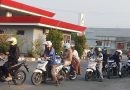 Memprihatinkan pengisian bahan bakar pertalit kendaraan roda dua dan petugas operator di SPBU.