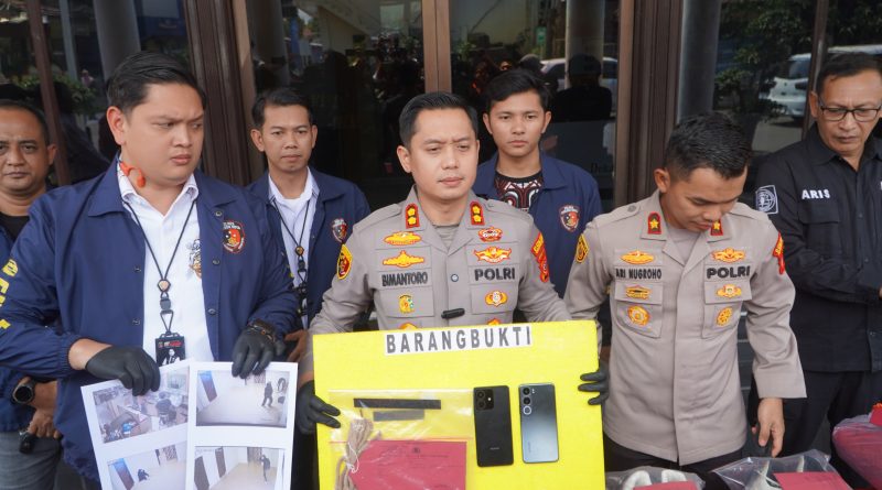 Pelaku pembunuhan terhadap seorang perempuan di salah satu hotel di Cirebon berhasil di tangkap kurang dari 24 jam, oleh polres Cirebon kota.