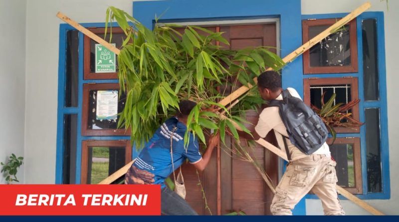 SKANDAL MONOPOLI PROYEK PENDIDIKAN: Pengusaha Asli Teluk Wondama Palang Kantor Dinas, Diduga Ada Mafia Proyek dari Luar Daerah