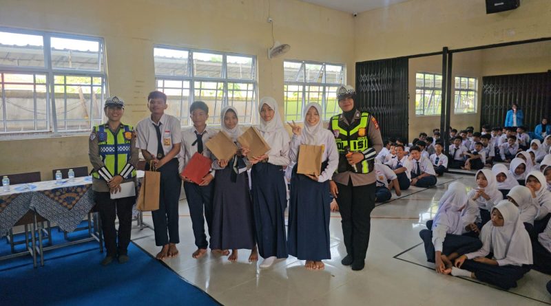 Satlantas Polresta Tanjungpinang Gelar Police Goes to School di SMPN 8, Edukasi Pelajar Tertib Berlalu Lintas