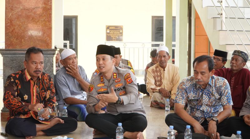 Kapolres Cirebon kota melaksanakan Jum’at keliling di masjid Jami Al-Huda, membangun silahturahmi dan komunikasi dengan masyarakat.