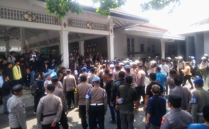 Ratusan Mahasiswa Gruduk Pendopo Kuningan Tolak Keras Eksploitasi Geothermal Gunung Ciremai.