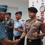 Kapolresta Tanjungpinang Terima Brevet Kehormatan Kesehatan Penyelaman dan Hiperbarik TNI AL 2026