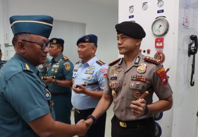 Kapolresta Tanjungpinang Terima Brevet Kehormatan Kesehatan Penyelaman dan Hiperbarik TNI AL 2026