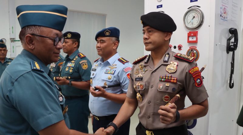 Kapolresta Tanjungpinang Terima Brevet Kehormatan Kesehatan Penyelaman dan Hiperbarik TNI AL 2026